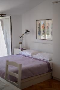 - une chambre avec un lit, une lampe et une fenêtre dans l'établissement Apartment Manda, à Zadar