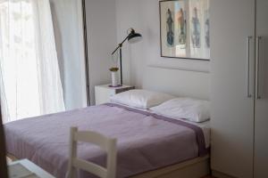 - une chambre avec un lit, une lampe et une fenêtre dans l'établissement Apartment Manda, à Zadar
