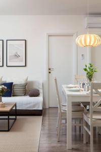 - un salon blanc avec une table et un canapé dans l'établissement Apartments Valentina, à Bol