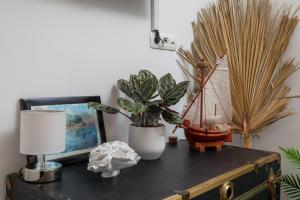 un bureau avec une lampe, une plante et une photo dans l'établissement Apartments Valentina, à Bol