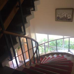 uma escada em espiral numa casa com uma janela em VİLLA FUAT em Erdek
