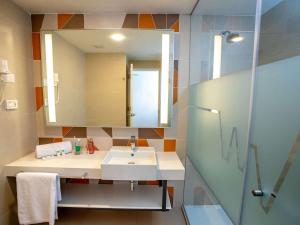 Un baño de ibis Styles Lima Benavides Miraflores