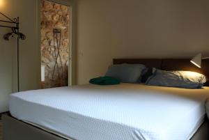 - un grand lit dans une chambre avec un matelas blanc dans l'établissement Villa con piscina Le Due Querce, à Bosco