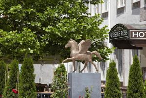Una statua di un cavallo in una città di Hotel Weisses Ross a Memmingen