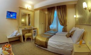 En eller flere senger på et rom på Hotel Iva & Elena
