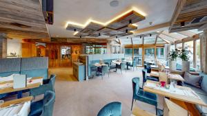 A restaurant or other place to eat at Hotel Kendler