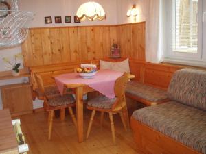 einen Esstisch mit einer Obstschale darauf in der Unterkunft Ferienwohnung Kerschbaumer in Rangersdorf