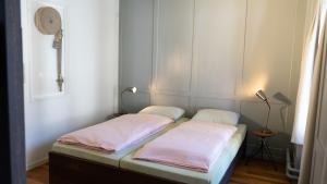 Postel nebo postele na pokoji v ubytování Schloss Burgdorf Youth Hostel