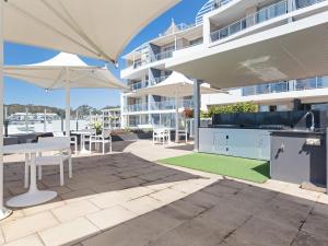 A restaurant or other place to eat at Cote D'Azure, 13 61 Donald Street - Lovely unit air con, Wi-Fi, secure parking, complex lift and pool
