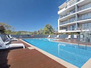 The swimming pool at or close to Cote D'Azure, 13 61 Donald Street - Lovely unit air con, Wi-Fi, secure parking, complex lift and pool