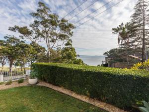 Photo de la galerie de l'établissement Dutchies Vista, 1 45 Christmas Bush Ave - Ground floor duplex with stunning water views and close to the beach, à Nelson Bay