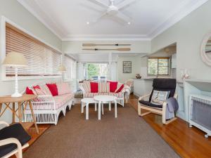 ein Wohnzimmer mit Sofa und Stühlen und einem Kamin in der Unterkunft Dutchies Haven, 11 Christmas Bush Ave - Pet friendly, large enclosed yard, air con and Wi-Fi in Nelson Bay