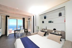 Кровать или кровати в номере Amalfi Blu Retreat