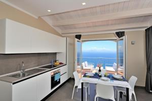 kuchnia i jadalnia z widokiem na ocean w obiekcie Amalfi Blu Retreat w Amalfi