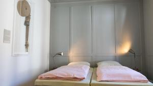 Postel nebo postele na pokoji v ubytování Schloss Burgdorf Youth Hostel