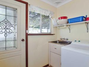 Kuchyň nebo kuchyňský kout v ubytování Evans Retreat cottage across the road from Sandy Point Beach + 8 fotografií