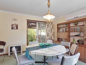 Kuchyň nebo kuchyňský kout v ubytování Evans Retreat cottage across the road from Sandy Point Beach