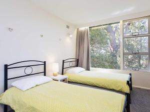 A bed or beds in a room at 3 'Far Horizons' 77 Ronald Avenue - cosy comfortable unit with filtered views