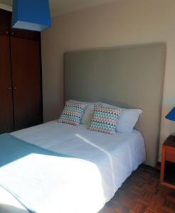 Postel nebo postele na pokoji v ubytování Funchal petrolhead apartment