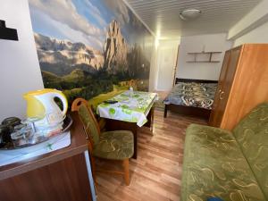 ヴィスワにあるAbba -pokoje wakacyjneの壁に絵画が描かれたベッドルーム1室が備わる客室です。
