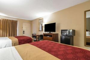 Un pat sau paturi într-o cameră la Econo Lodge Hillsboro I-35
