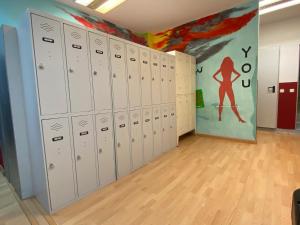 ein Umkleideraum mit Schließfächern und einem Gemälde an der Wand in der Unterkunft Bed Madrid in Madrid