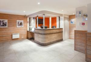 Un vestíbulo con bar en un edificio. en Résidence Pierre & Vacances Les Gémeaux, en Belle Plagne