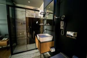 A bathroom at The Kayseri Loft Hotel