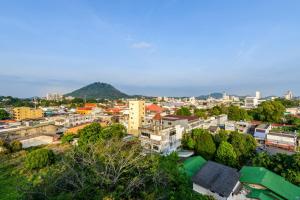 Afbeelding uit fotogalerij van The Topaz Residence Phuket Town in Phuket