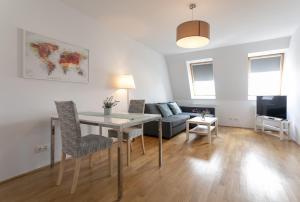 salon ze stołem i kanapą w obiekcie Elegante Auszeit l LF35 w Wiedniu