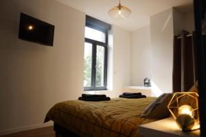 圖爾寬的住宿－Casa Blanc Seau，一间卧室设有一张床和一个窗口