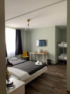 
Ein Bett oder Betten in einem Zimmer der Unterkunft Hotel Capitol Zentrum - 24h -
