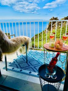 - une table avec un verre de vin sur le balcon dans l'établissement Villa Sophia by ALMA Holiday Rentals, à Caniço