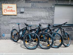 - un groupe de vélos garés à côté d'un bâtiment dans l'établissement Haus Christine, à Zell am See