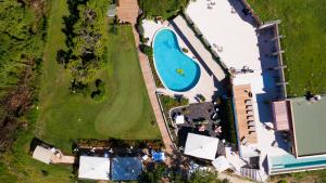 uma vista panorâmica para um campo de golfe e uma piscina em Golf Cà Degli Ulivi em Costermano