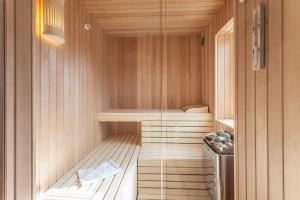 een sauna met een houten vloer en een saunavisor bij Fährhaus Sellin Haus am See in Ostseebad Sellin
