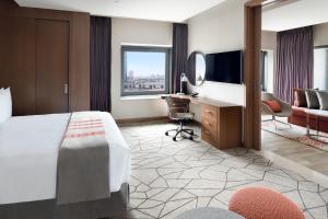 A television and/or entertainment centre at Holiday Inn & Suites - Dubai Festival City Mall, an IHG Hotel