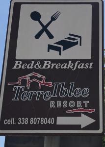 een bord voor een bed and breakfast slarestaurant bij Terre Iblee Resort in Chiaramonte Gulfi