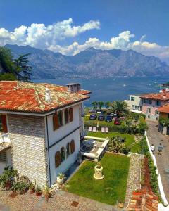 an aerial view of a house with a view of the water at La Madrugada in Malcesine