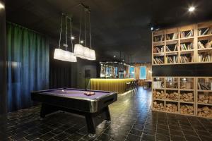 una sala de billar con una mesa de billar y un bar en Pytloun Wellness Hotel Harrachov, en Harrachov