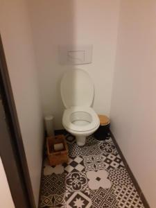 La salle de bains est pourvue de toilettes blanches. dans l'établissement Domaine du Bû sur Rouvres, à Le Bû-sur-Rouvres