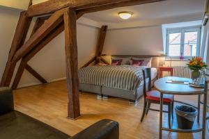 ein Schlafzimmer mit einem Bett und einem Tisch in einem Zimmer in der Unterkunft Hotel Goldener Falke in Heidelberg