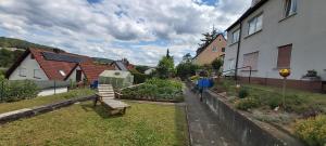 Ein Garten an der Unterkunft FeWo Hafner "Zuhause mit Ausblick"