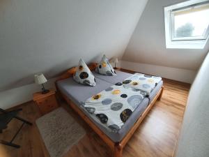 ein kleines Schlafzimmer mit einem Bett im Dachgeschoss in der Unterkunft Deichgraf in Husum