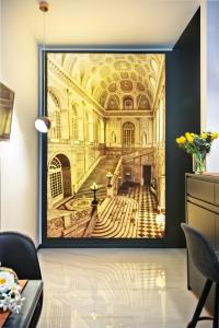 una imagen de un pasillo en una pintura de palacio en La Lepre Napoli en Nápoles