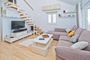 TV a/nebo společenská místnost v ubytování Relaxing holiday sunset apartment