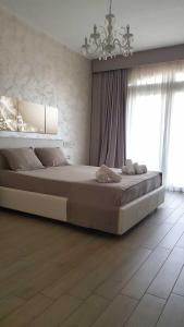 Un pat sau paturi într-o cameră la Hotel Aurora