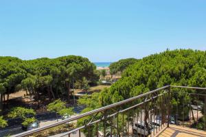 desde el balcón de un parque con árboles en Hotel Rodsan Suizo, en Castelldefels