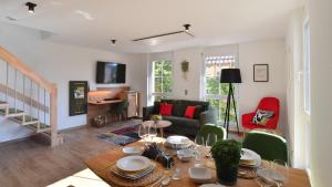 a living room with a table and a couch at DER OCHSEN in Kappel-Grafenhausen