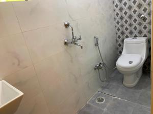 Un baño de Vinayak Guest House